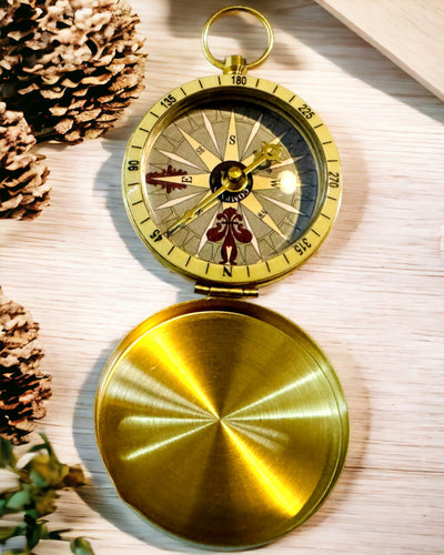 Retro-Navigationskompass – Tragbares und präzises Instrument zur Richtungsbestimmung für Reisende und Entdecker. Gravur, Personalisierung.