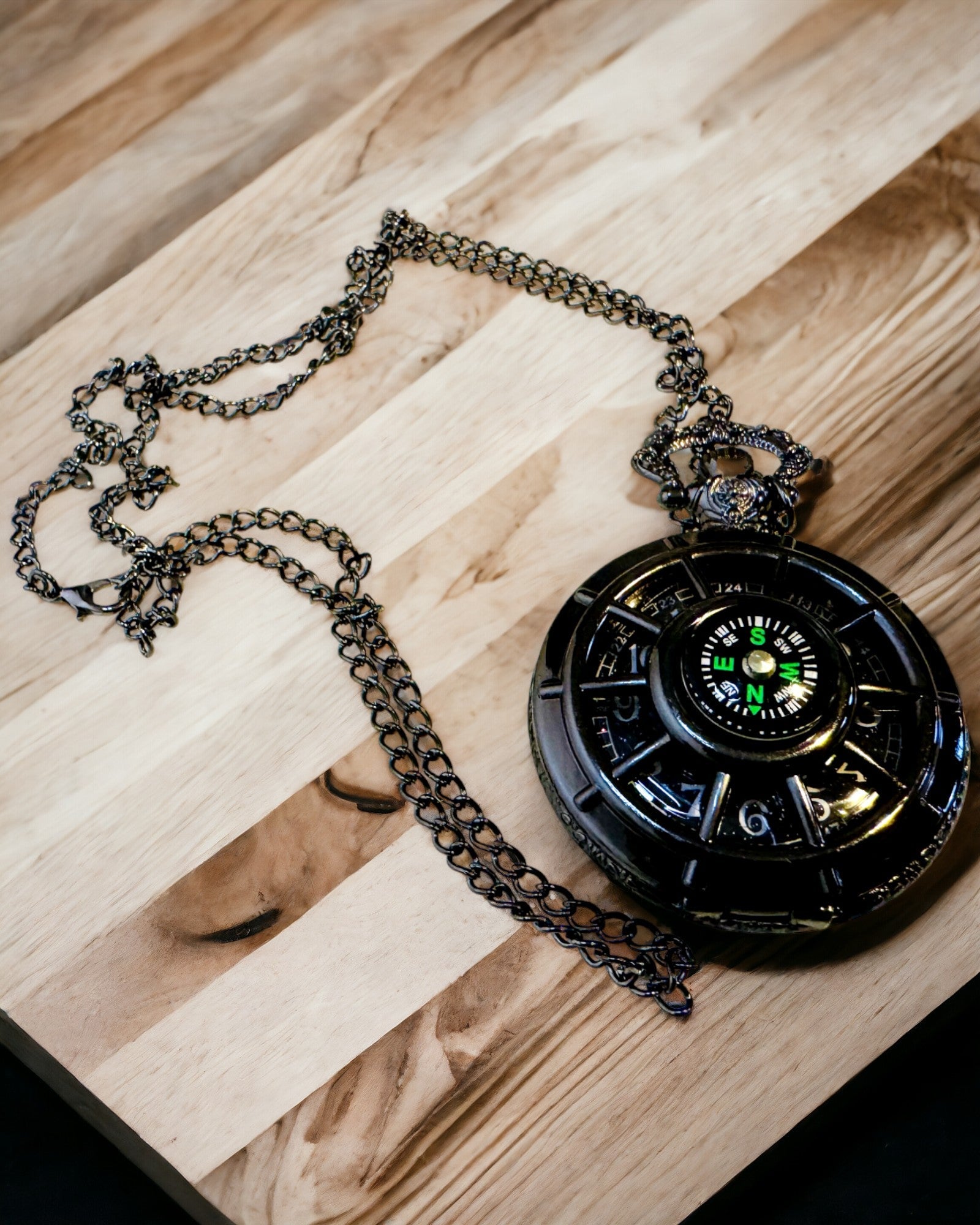 Taschenuhr mit Kompass – Elegantes Vintage-Anhänger mit Skelettgehäuse und schwarzem Zifferblatt, personalisiert mit Gravur
