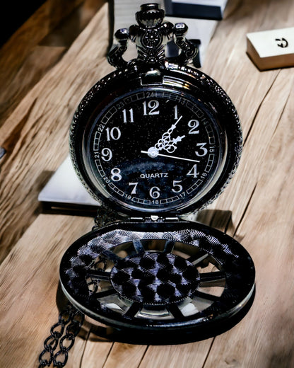 Taschenuhr mit Kompass – Elegantes Vintage-Anhänger mit Skelettgehäuse und schwarzem Zifferblatt, personalisiert mit Gravur