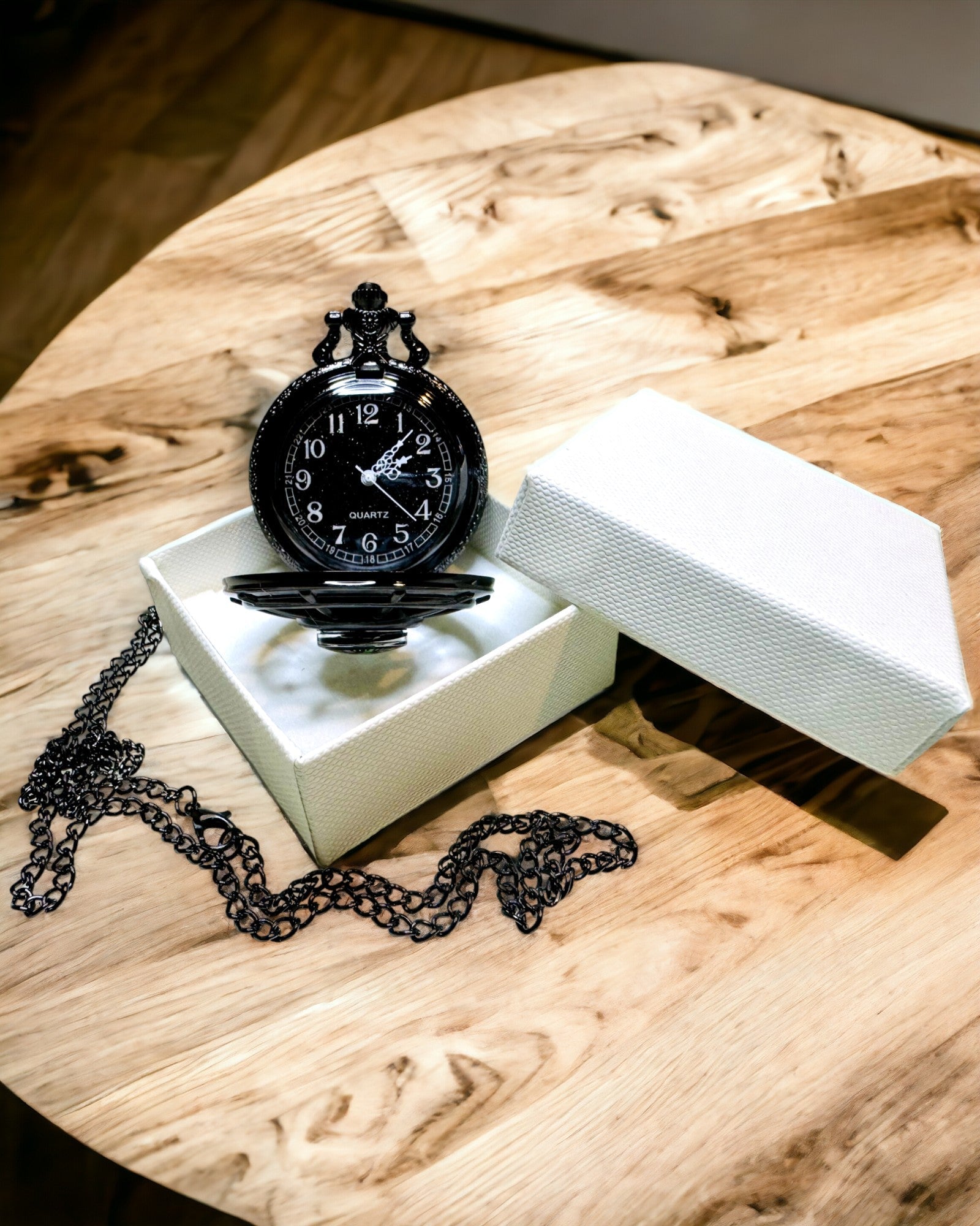 Taschenuhr mit Kompass – Elegantes Vintage-Anhänger mit Skelettgehäuse und schwarzem Zifferblatt, personalisiert mit Gravur