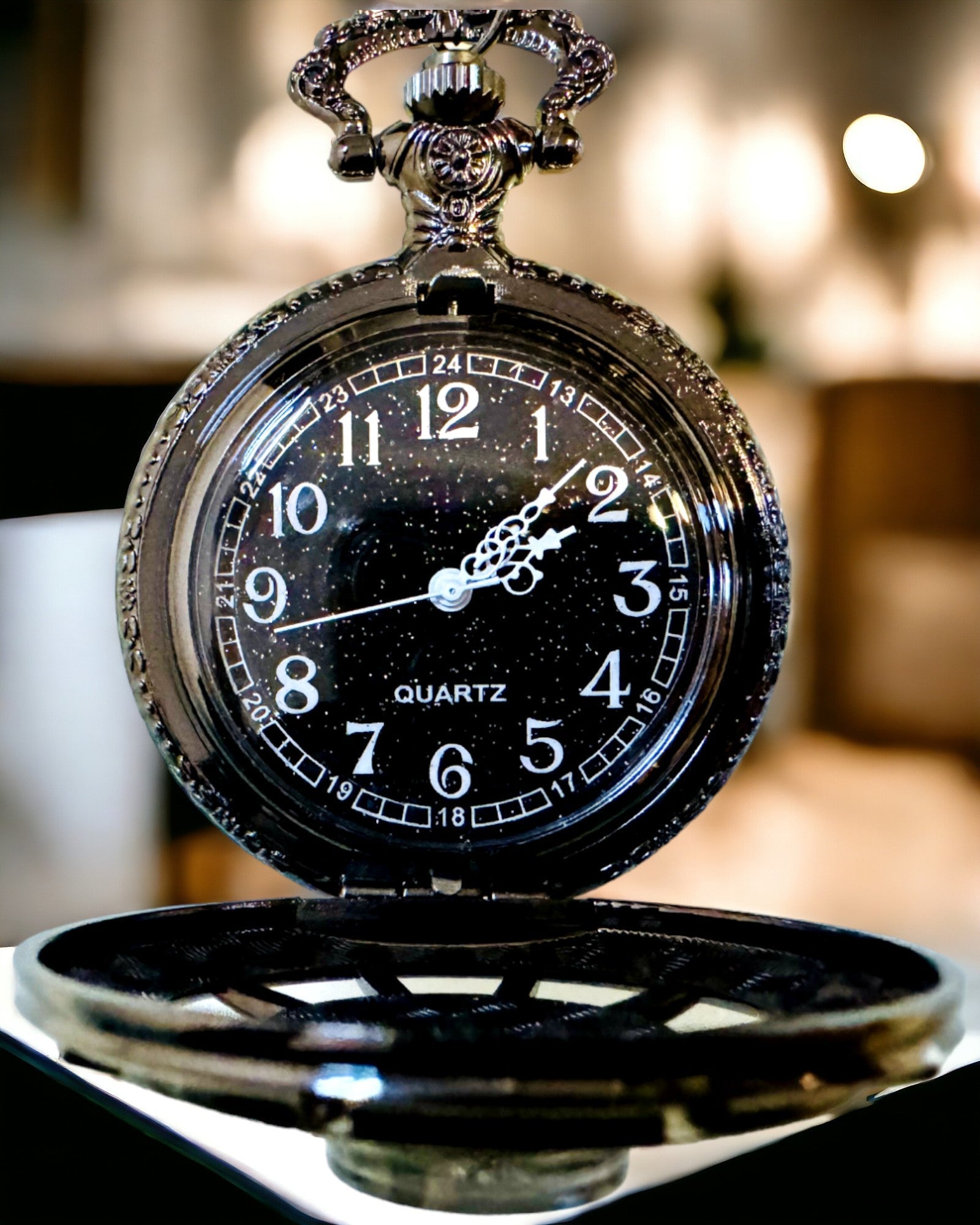 Taschenuhr mit Kompass – Elegantes Vintage-Anhänger mit Skelettgehäuse und schwarzem Zifferblatt, personalisiert mit Gravur