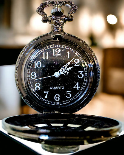 Taschenuhr mit Kompass – Elegantes Vintage-Anhänger mit Skelettgehäuse und schwarzem Zifferblatt, personalisiert mit Gravur
