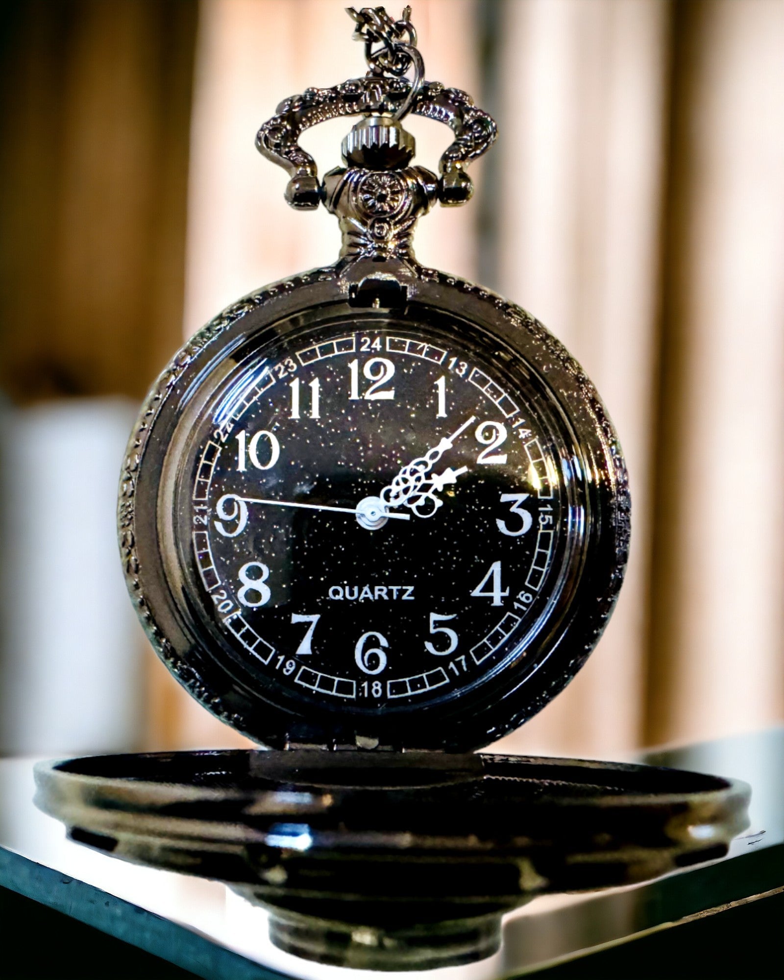 Taschenuhr mit Kompass – Elegantes Vintage-Anhänger mit Skelettgehäuse und schwarzem Zifferblatt, personalisiert mit Gravur