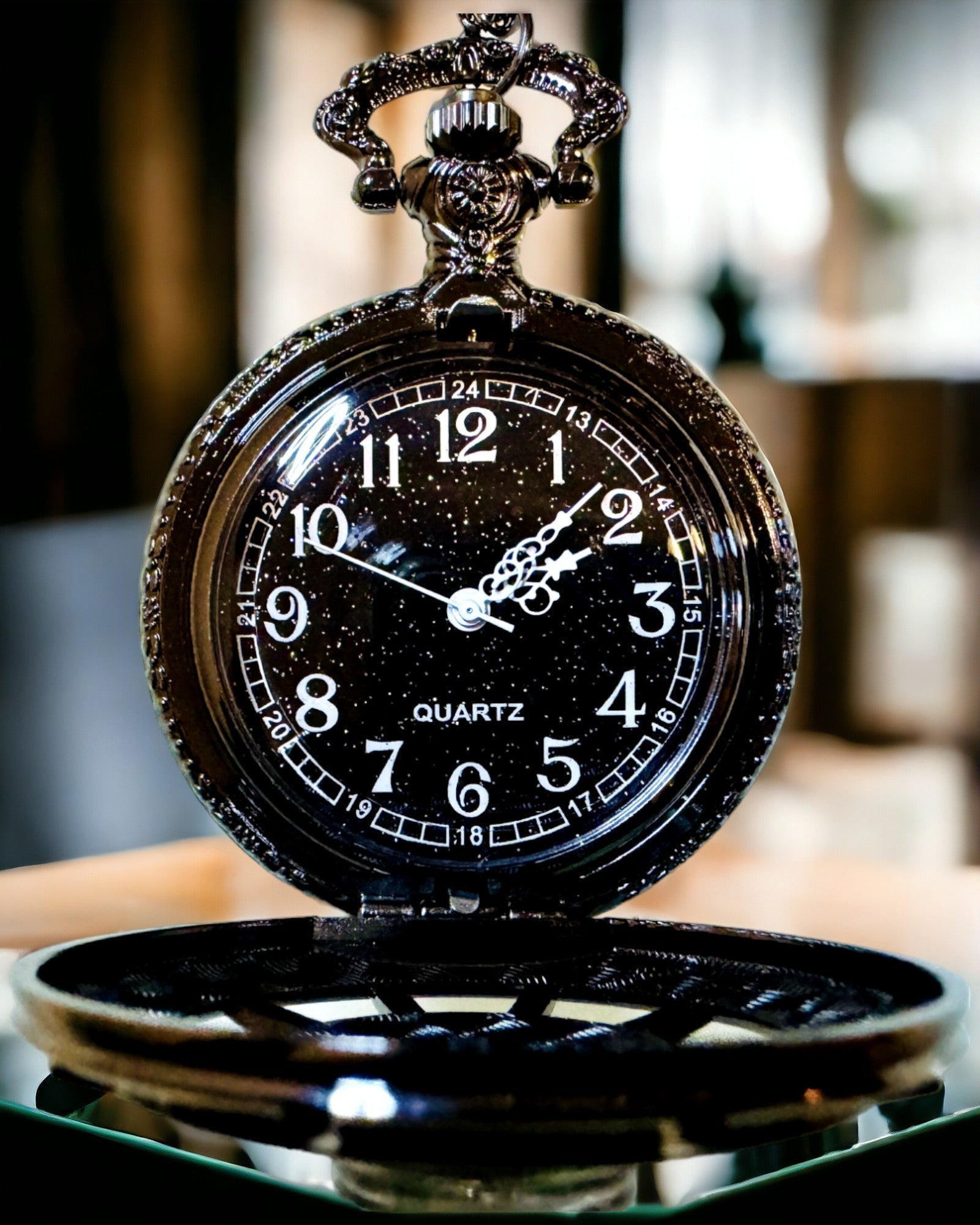 Taschenuhr mit Kompass – Elegantes Vintage-Anhänger mit Skelettgehäuse und schwarzem Zifferblatt, personalisiert mit Gravur