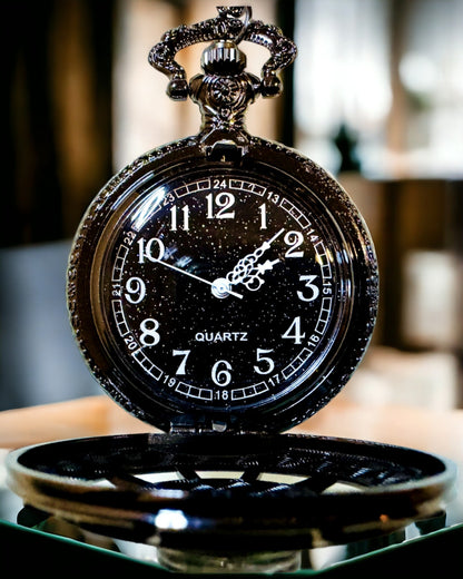 Taschenuhr mit Kompass – Elegantes Vintage-Anhänger mit Skelettgehäuse und schwarzem Zifferblatt, personalisiert mit Gravur