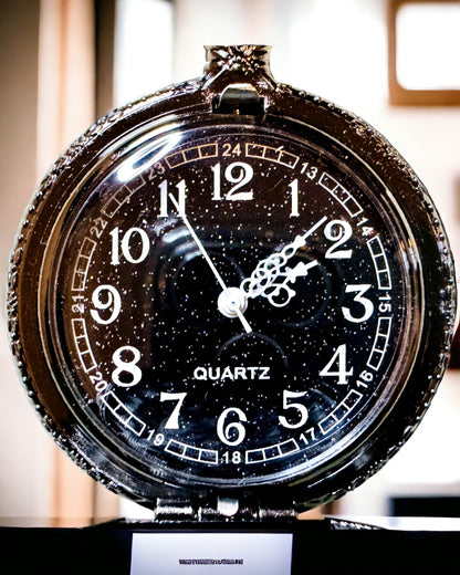 Taschenuhr mit Kompass – Elegantes Vintage-Anhänger mit Skelettgehäuse und schwarzem Zifferblatt, personalisiert mit Gravur