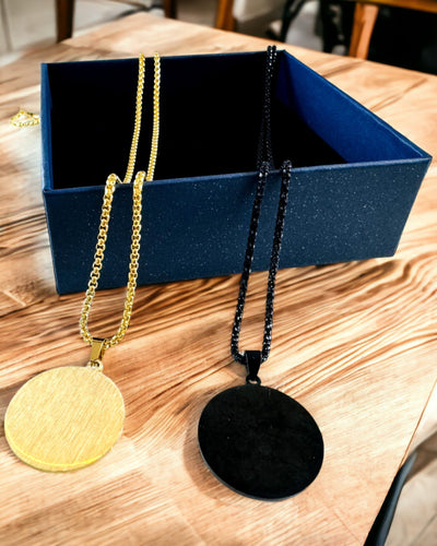 Anhänger "Urban Elegance" – Runder Medaillon aus Edelstahl in Zwei Farben mit Personalisierungsmöglichkeit