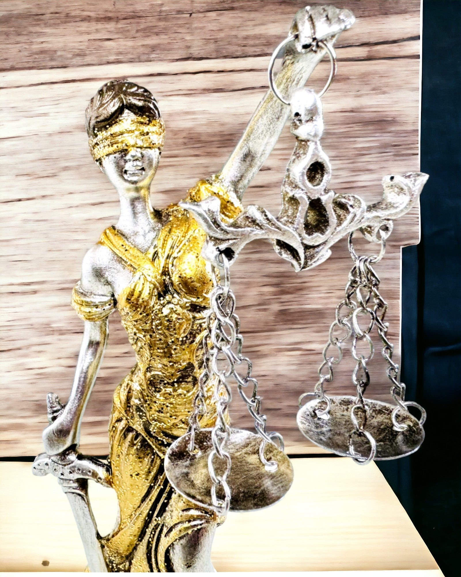 Statuette der Göttin der Gerechtigkeit – Künstlerische Dekoration für das Regal, Kunsthandwerk aus Harz, Personalisierung mit Gravur