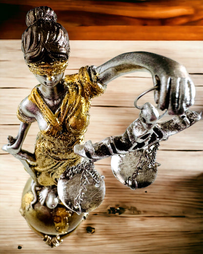 Statuette der Göttin der Gerechtigkeit – Künstlerische Dekoration für das Regal, Kunsthandwerk aus Harz, Personalisierung mit Gravur