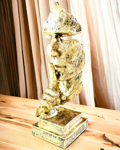 Reflektierender Mann – Abstrakte Skulptur im modernen Stil