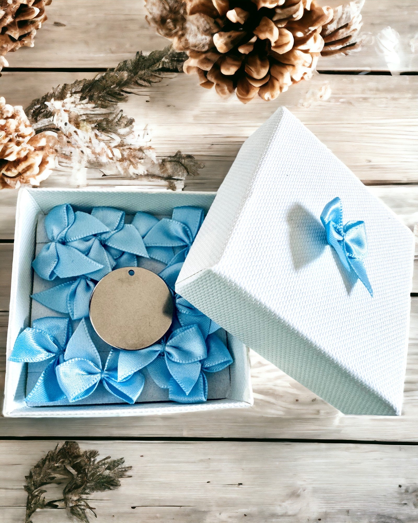 Runder Anhänger aus Edelstahl als Geschenk mit Personalisierungsmöglichkeit, Gravur