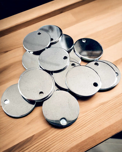 Runder Anhänger aus Edelstahl als Geschenk mit Personalisierungsmöglichkeit, Gravur