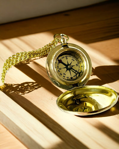 Kompass in goldener Farbe Abenteuer – Eleganter Entdecker Navigator
