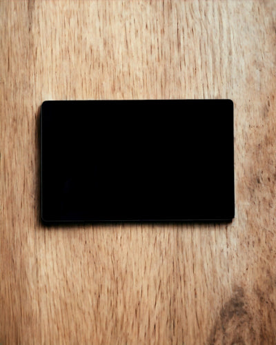 Exklusive Schwarze Metall-Visitenkarte mit Personalisierungsmöglichkeit – Ideal als Geschenk