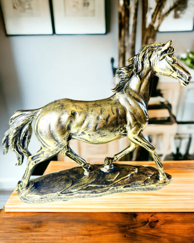 Pferdestatuette im Galopp aus Harz mit Gravuroption
