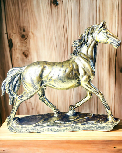 Pferdestatuette im Galopp aus Harz mit Gravuroption