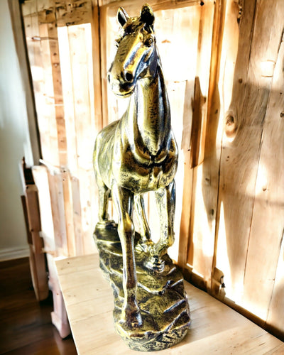 Pferdestatuette im Galopp aus Harz mit Gravuroption