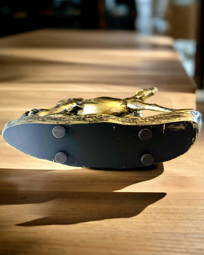 Pferdestatuette im Galopp aus Harz mit Gravuroption