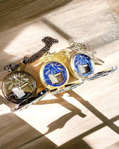 Taschenuhr "Astrum Temporis" - Goldener Rahmen. Möglichkeit zur Personalisierung mit Gravur.