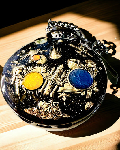 Taschenuhr "Astrum Temporis" - Schwarzer Rahmen. Möglichkeit zur Personalisierung mit Gravur.