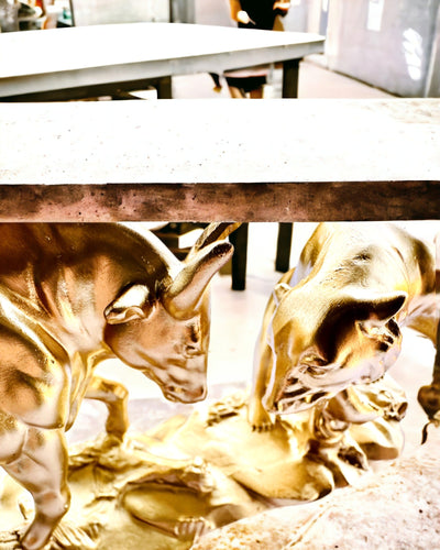 Duel der Mächtigen - Dekorative Skulptur Stier und Bär - Personalisierung mit Gravur möglich - Farbe Gold