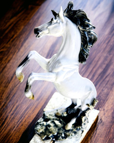 "Eleganter Springer" - Weiße Pferdefigur mit Gravurmöglichkeit