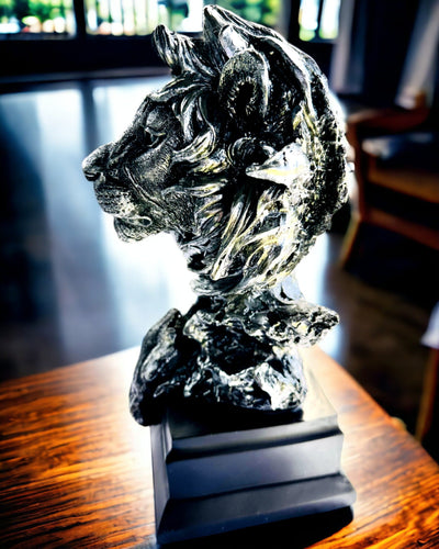 König des Dschungels Löwe - Majestätische Löwenstatue - silberfarben, personalisierbar als Geschenk