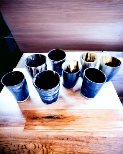 Handgefertigte kleine Tasse mit Gravurmöglichkeit, indisches Glas, personalisierbar als Geschenk, Gravur. Dunkle Farbe.