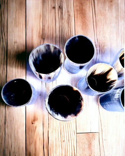 Handgefertigte kleine Tasse mit Gravurmöglichkeit, indisches Glas, personalisierbar als Geschenk, Gravur. Dunkle Farbe.