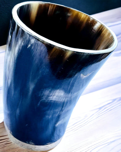 Handgefertigte kleine Tasse mit Gravurmöglichkeit, indisches Glas, personalisierbar als Geschenk, Gravur. Dunkle Farbe.