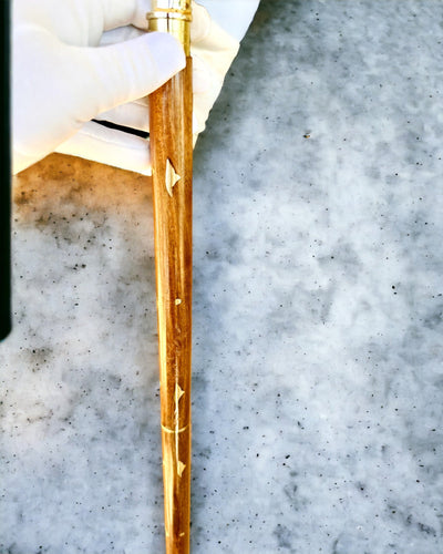 Handgeschnitzter Wanderstock zum Spazieren "Königlicher Wanderer" in Braun mit goldenen Verzierungen