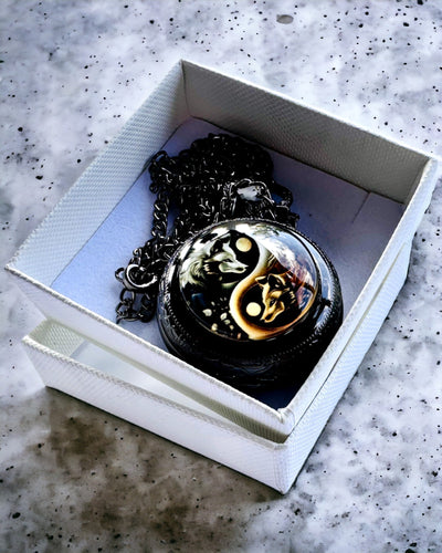 Taschenuhr "Mystic Wolves" mit Personalisierungsoption durch Gravur