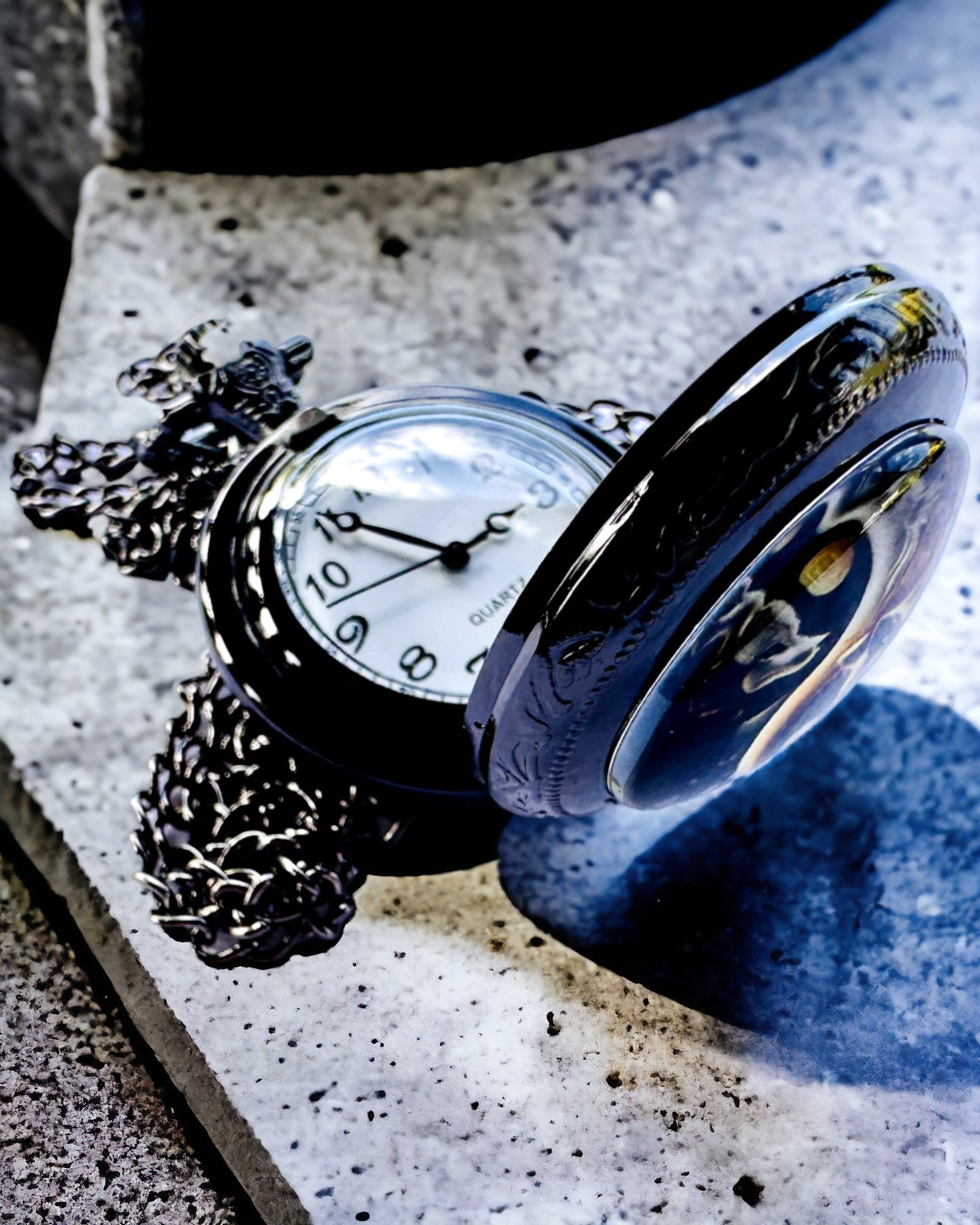 Taschenuhr "Mystic Wolves" mit Personalisierungsoption durch Gravur