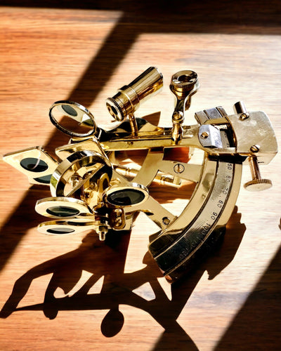 Künstlerischer Sextant in goldener Farbe - Möglichkeit zur Personalisierung mit Gravur