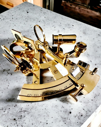 Künstlerischer Sextant in goldener Farbe - Möglichkeit zur Personalisierung mit Gravur