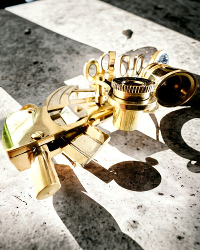Künstlerischer Sextant in goldener Farbe - Möglichkeit zur Personalisierung mit Gravur