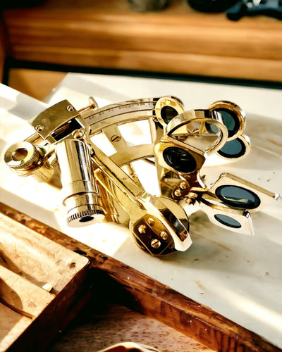 Künstlerischer Sextant in goldener Farbe - Möglichkeit zur Personalisierung mit Gravur