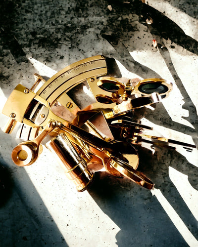 Künstlerischer Sextant in goldener Farbe - Möglichkeit zur Personalisierung mit Gravur