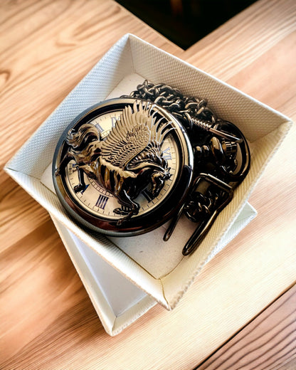 Taschenuhr "Equus Tempus" - Schwarz mit Pferdemotiv, personalisierbar mit Gravur - weißes Zifferblatt