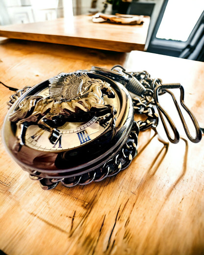 Taschenuhr "Equus Tempus" - Schwarz mit Pferdemotiv, personalisierbar mit Gravur - weißes Zifferblatt