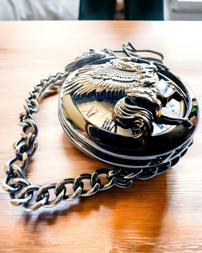 Taschenuhr "Equus Tempus" - Schwarz mit Pferdemotiv, personalisierbar mit Gravur - weißes Zifferblatt