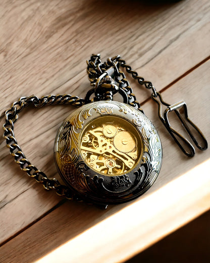 Taschenuhr "Equus Tempus" - Schwarz mit Pferdemotiv, personalisierbar mit Gravur - weißes Zifferblatt