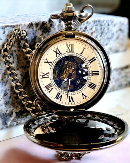 Taschenuhr "Equus Tempus" - Schwarz mit Pferdemotiv, personalisierbar mit Gravur - weißes Zifferblatt