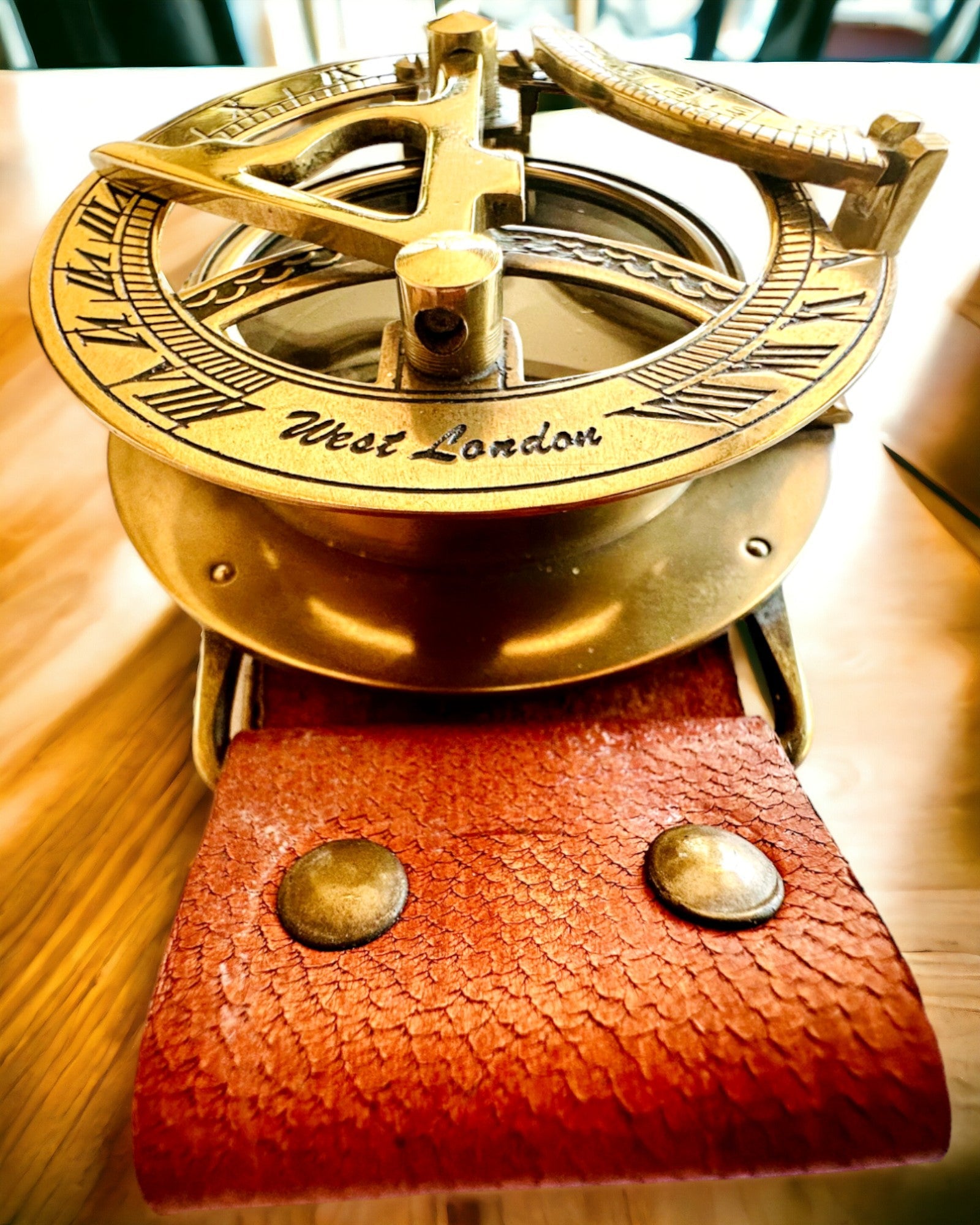 Sonnenuhr "Antiker Kompass", Armbanduhr mit Kompass, Personalisierung mit Gravur möglich