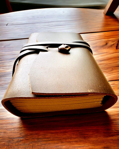 Premium-Notizbuch "RetroNotes" – Elegantes Notizbuch aus echtem Leder - 200 Seiten, 120g, Notizbuch, Skizzenbuch, Farbe Braun, Personalisierung mit Gravur