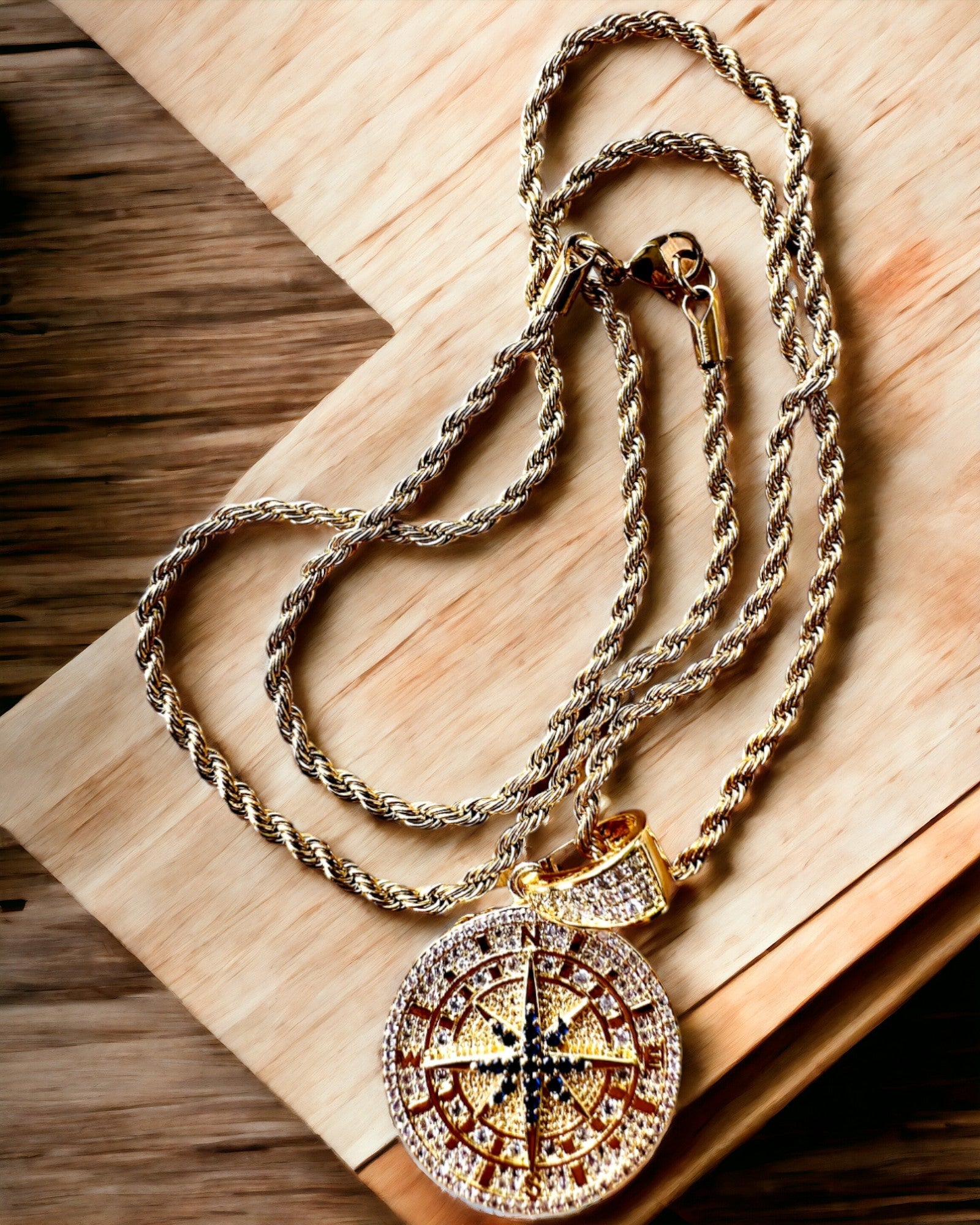 Halskette mit Kompass-Anhänger im Glamour-Stil mit Zirkonia für Damen und Herren - goldfarben, Gravur
