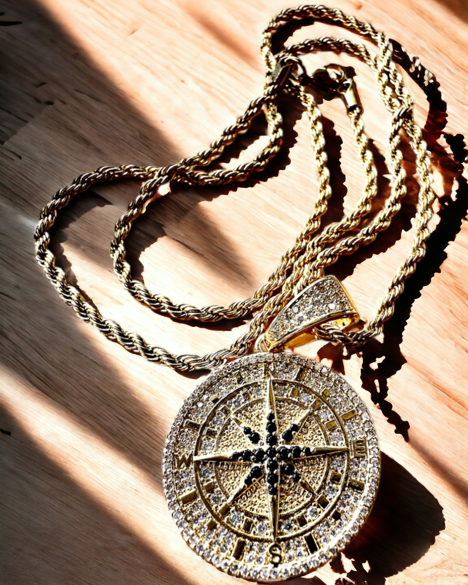 Halskette mit Kompass-Anhänger im Glamour-Stil mit Zirkonia für Damen und Herren - goldfarben, Gravur