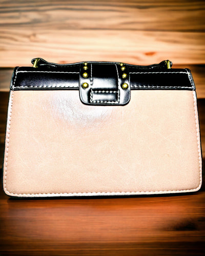 Quadratische Hellviolette Umhängetasche mit Löwenmotiv – Elegante Handtasche aus Texturiertem PU-Leder. Personalisierung mit Gravur