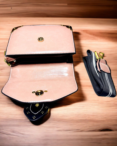 Quadratische Hellviolette Umhängetasche mit Löwenmotiv – Elegante Handtasche aus Texturiertem PU-Leder. Personalisierung mit Gravur