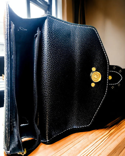 Modische quadratische Umhängetasche mit Löwenakzent - Farbe Schwarz